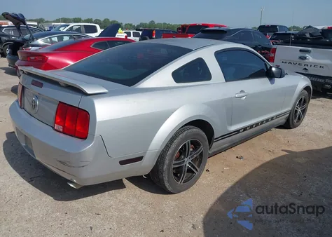 2005 Ford Mustang z USA, uszkodzony, nr VIN 1ZVFT80N355166743